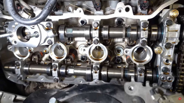 Как изглежда вътрешността на двигател на спортна кола с пробег от 350 хиляди км ВИДЕО