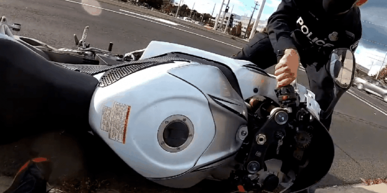 Полицай атакува мотоциклетист, после се извинява с.... пари ВИДЕО