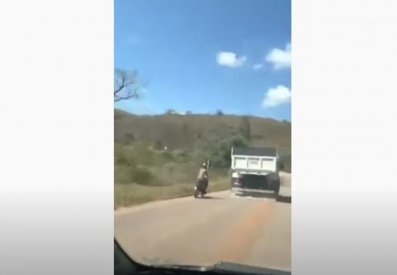 Шофьор на камион спретна грубо издевателство над мотоциклетист на пътя ВИДЕО