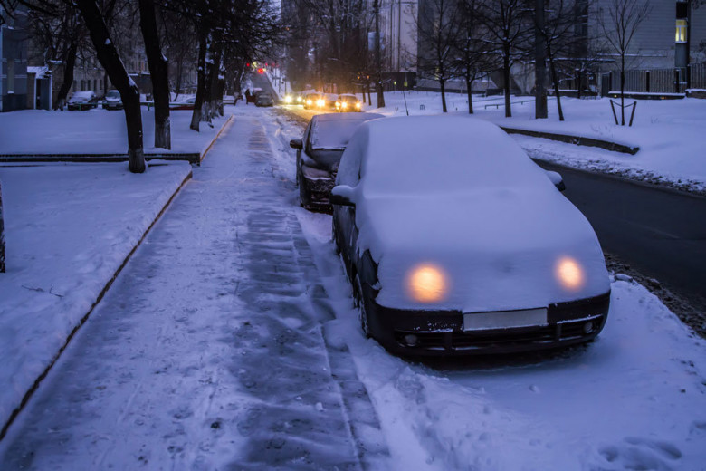 Защо мигането с фаровете на колата преди стартиране на двигателя помага през зимата