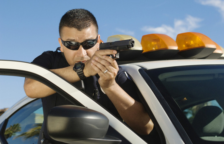Защо американските полицаи се крият зад вратите на колите, ако те не предпазват от куршуми