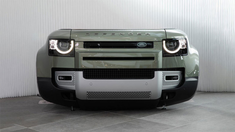 Уникално: Нов Land Rover за 70 000 долара бе нарязан на парчета СНИМКИ