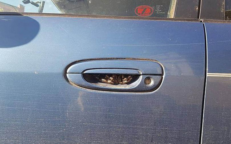 Жена намери нещо ужасно в дръжката на вратата си и вече се страхува от коли СНИМКИ