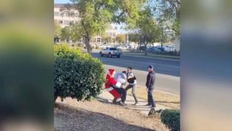 Не е за вярване: Дядо Коледа и елф арестуваха крадци на коли ВИДЕО