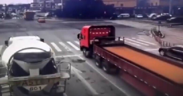 Зрелищен инцидент: Стоманен лист отряза кабината на камион ВИДЕО