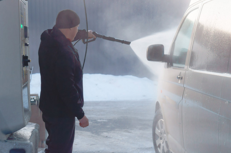 Трябва ли да се мие колата през зимата, според специалистите
