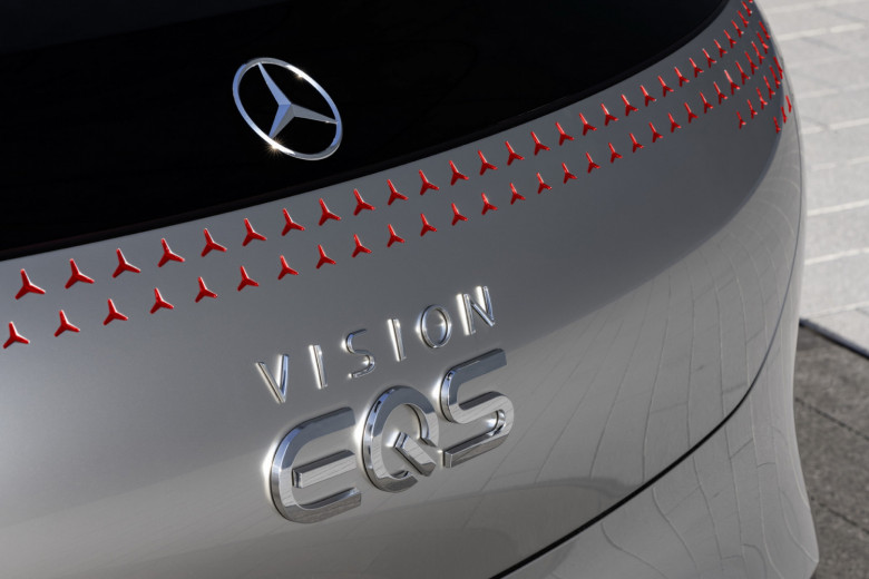 Новият електромобил Mercedes EQS удиви с технологиите си СНИМКИ