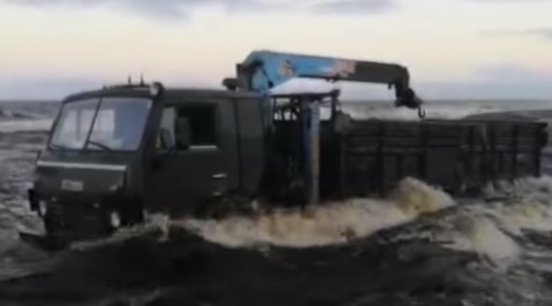 Изумително ВИДЕО: Камиони КАМАЗ преминават през бурна река