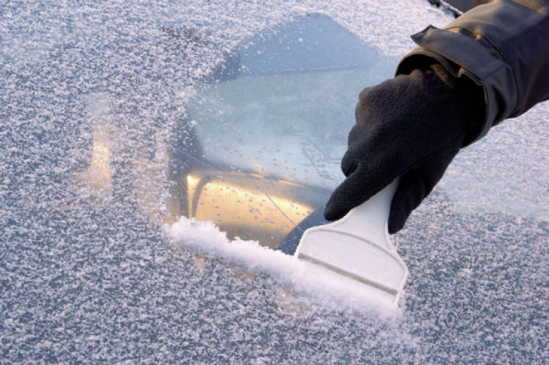 Жена показа лесен трик за изчистване на леда от предното стъкло на колата СНИМКИ