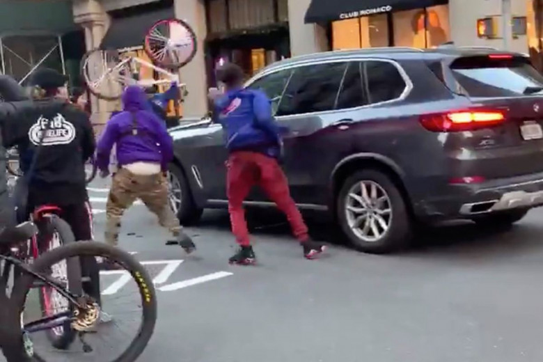 Брутална агресия на пътя: Разгневени велосипедисти изпочупиха BMW X5 ВИДЕО