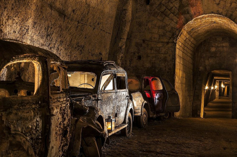 Капсула на времето: Откриха затрупан тунел с много стари автомобили в Неапол