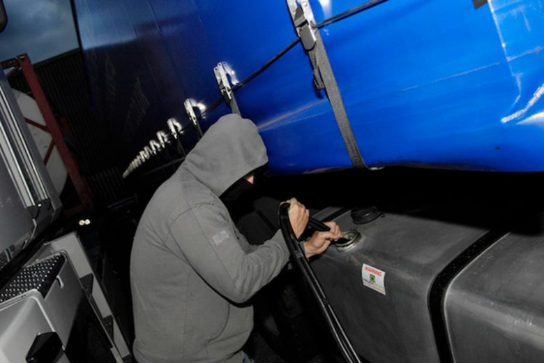 ВИДЕО показа как се модернизира специална кола за кражба на бензин