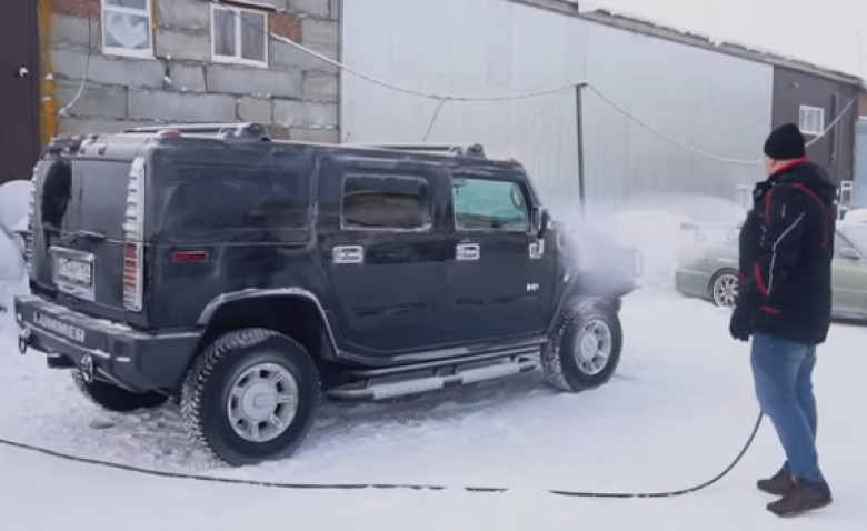 Блогъри измиха кола при 40-градусов студ и показаха удивителния резултат ВИДЕО