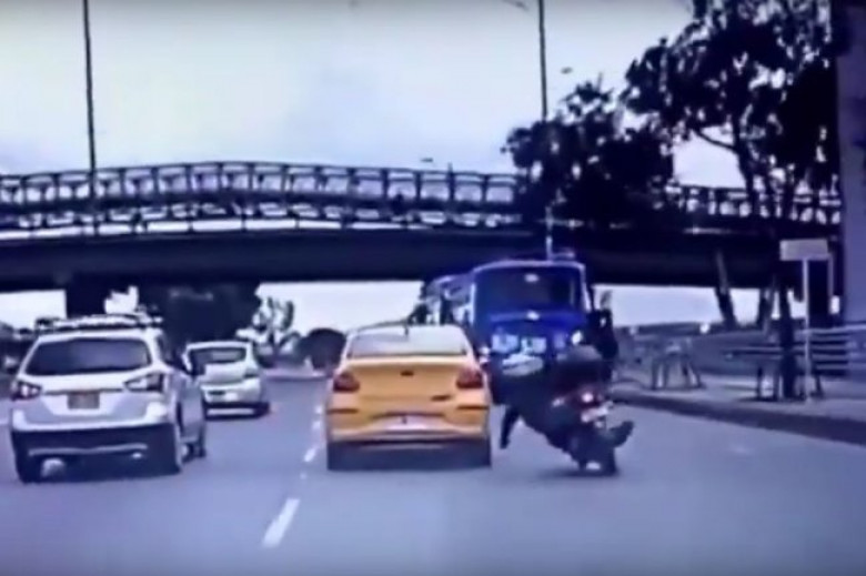 Съботна подборка от зрелищни ВИДЕА: Кармата наказа нагъл шофьор, бутнал мъж със скутер