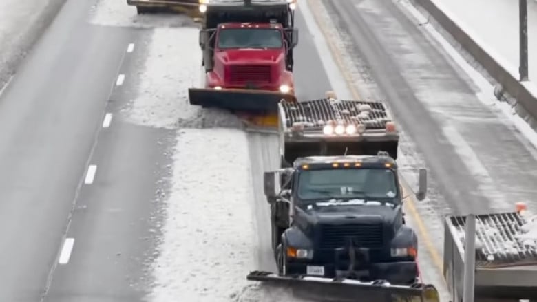 Кога ще ги стигнем?! Вижте как в САЩ почистват магистралата от сняг ВИДЕО