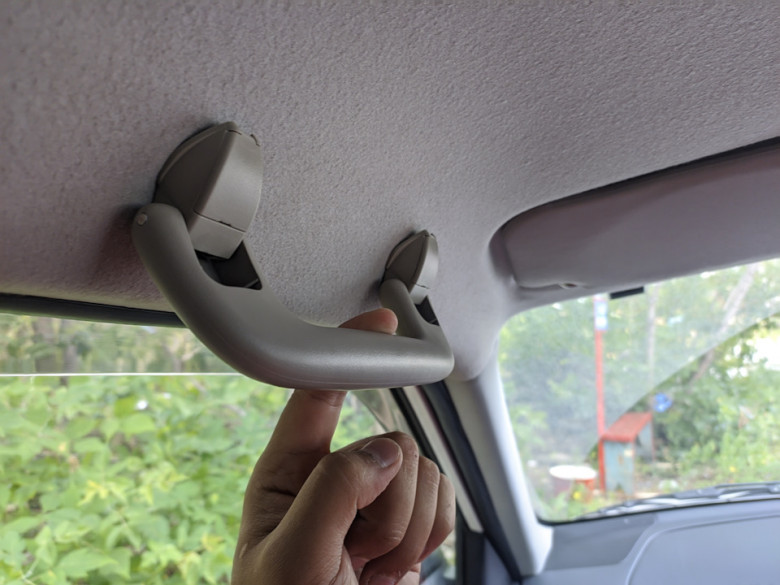 Тайната падна: Ето за какво служи дръжката на тавана от страната на шофьора