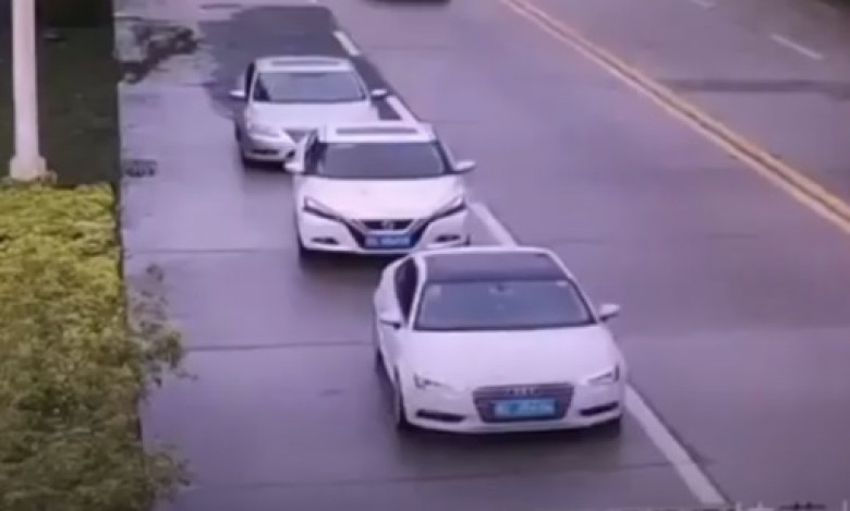 Съботна подборка от зрелищни ВИДЕА: Опората на кран се сгромоляса върху движещо се Audi