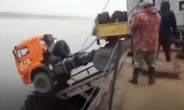 Спускането на руски камиони от ферибота в реката възхити мрежата ВИДЕО