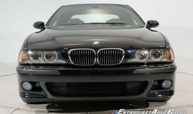Защо старо BMW М5 от 2003 година бе продадено за космическите 200 000 долара? СНИМКИ