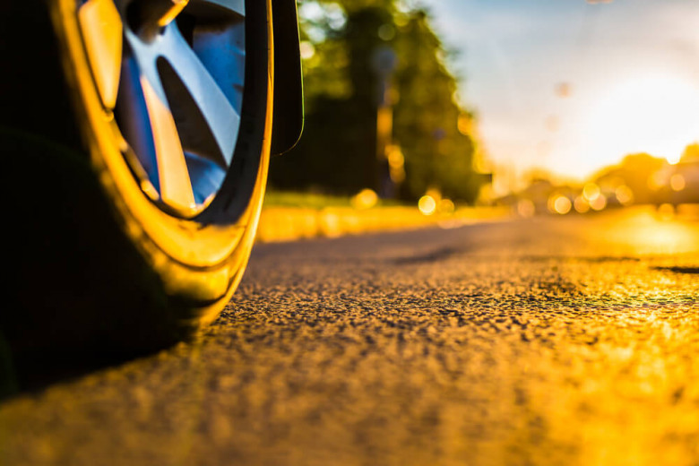 Тайната падна: Защо някои шофьори продължават да карат със зимни гуми и лятото