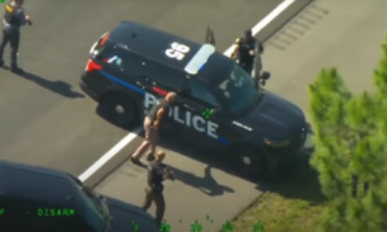 Уникално ВИДЕО: Дързък беглец два пъти бяга от полицаите с патрулните им коли