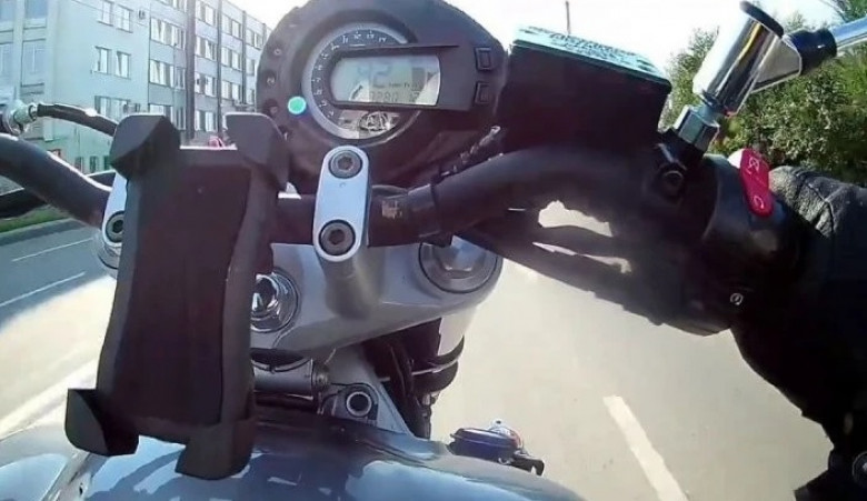 Съботна подборка от зрелищни ВИДЕА: Моторист форсира на задна гума и стана кошмарно меле