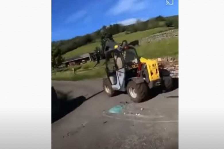 Съботна подборка от зрелищни ВИДЕА: Фермер потроши кола на туристи с мотокара си