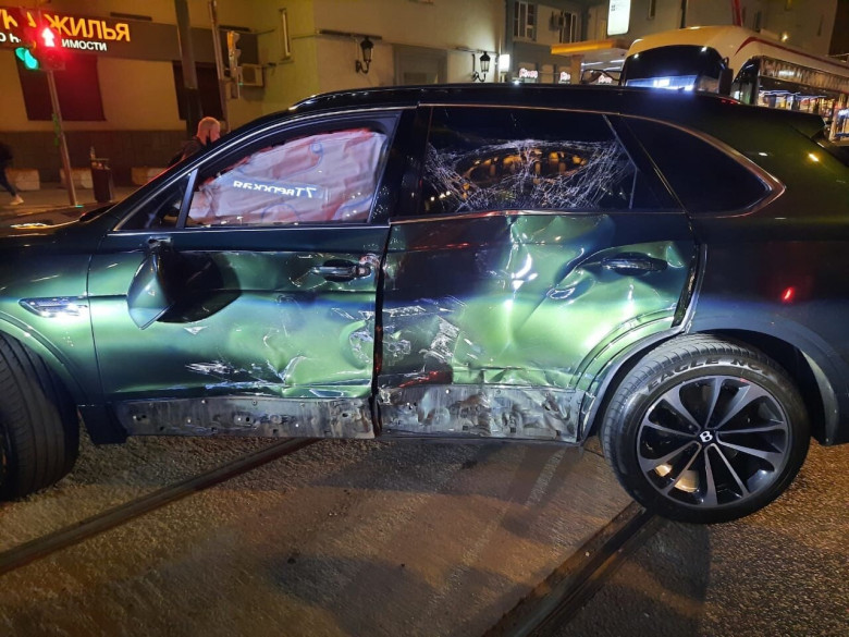 Скъпа катастрофа: ВИДЕО запечата сблъсъка между Bentley и трамвай