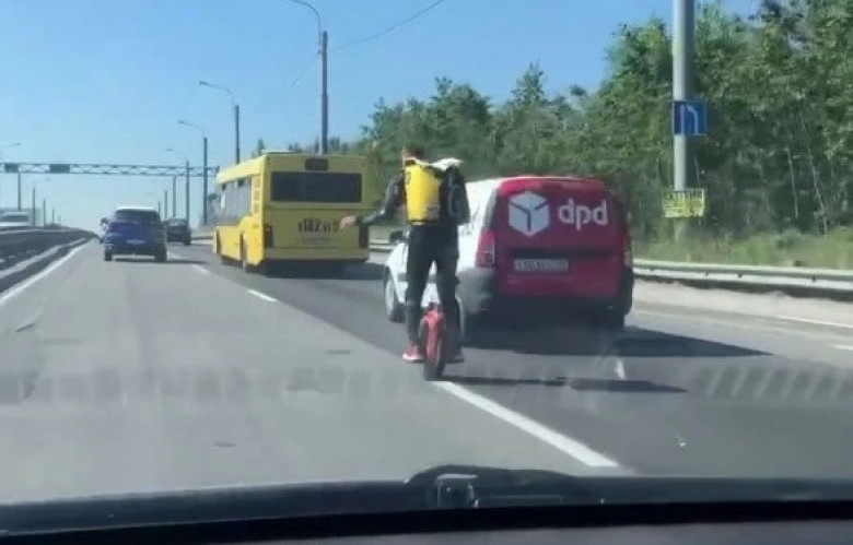 Съботна подборка от зрелищни ВИДЕА: Куриер с моноцикъл шпори на пътя, задминава коли и автобуси