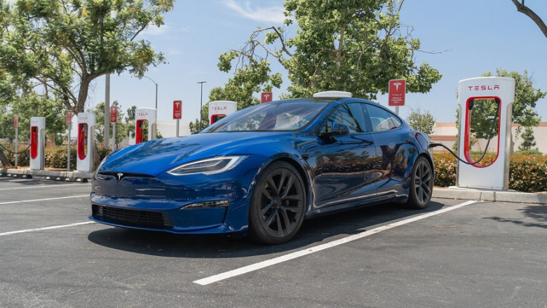 Ето колко точно е бърза новата Tesla Model S Plaid по магистралата ВИДЕО