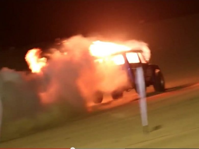Зрелищно ВИДЕО: Находчив шофьор умело загаси горящ автомобил