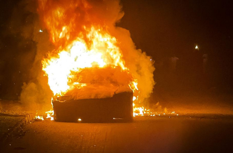 Страховит инцидент: Нова скъпа Tesla пламна като факла на пътя, а шофьорът... СНИМКИ