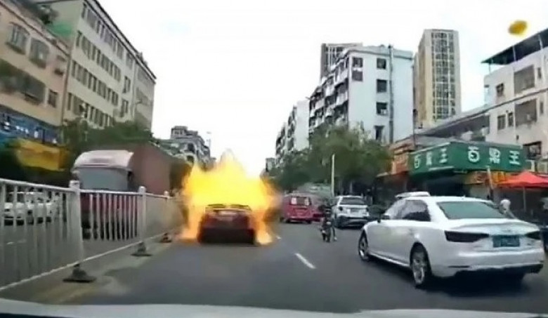 Съботна подборка от зрелищни ВИДЕА: Toyota Camry се взриви по средата на улицата