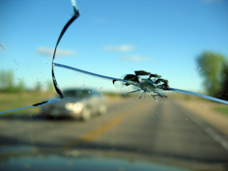 Как бързо да премахнете пукнатина на предно стъкло на кола