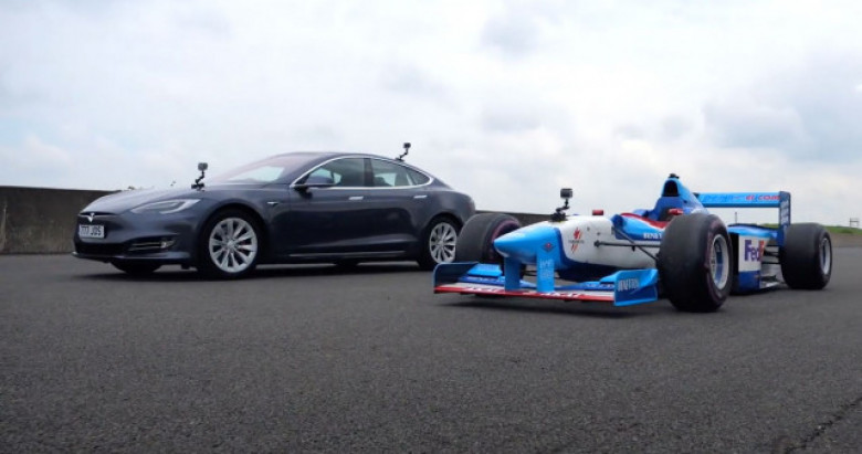 Драг гонка: Болид от Формула 1 срещу Tesla Model S ВИДЕО