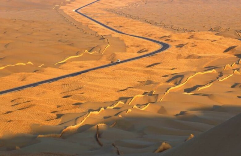 Защо Китай построи най-дългия път в пустинята сред дюните СНИМКИ