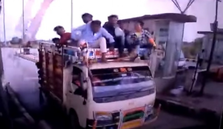 Съботна подборка от зрелищни ВИДЕА: "Нападение" на бариера срещу пътници в камион