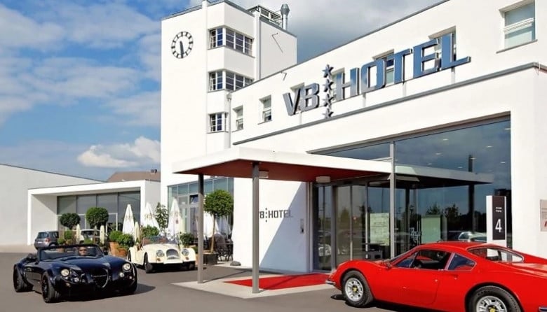 Този хотел V8 е мечтата на автомобилните фенове ВИДЕО