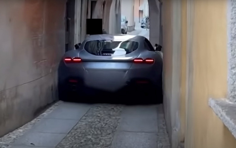 Баровец заклещи Ferrari Roma в тясна италианска уличка и няма измъкване ВИДЕО