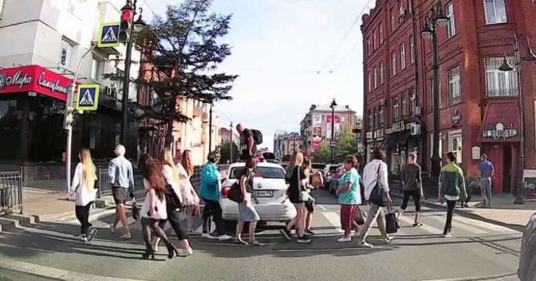 Не е истина какво направи пешеходец след като кола блокира "зебра" ВИДЕО