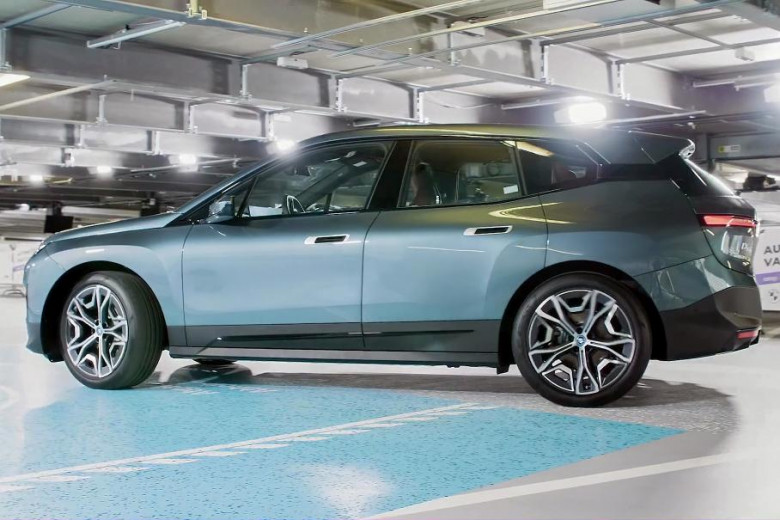 Вижте как безпилотното BMW iX само паркира, зарежда се и посещава автомивка ВИДЕО