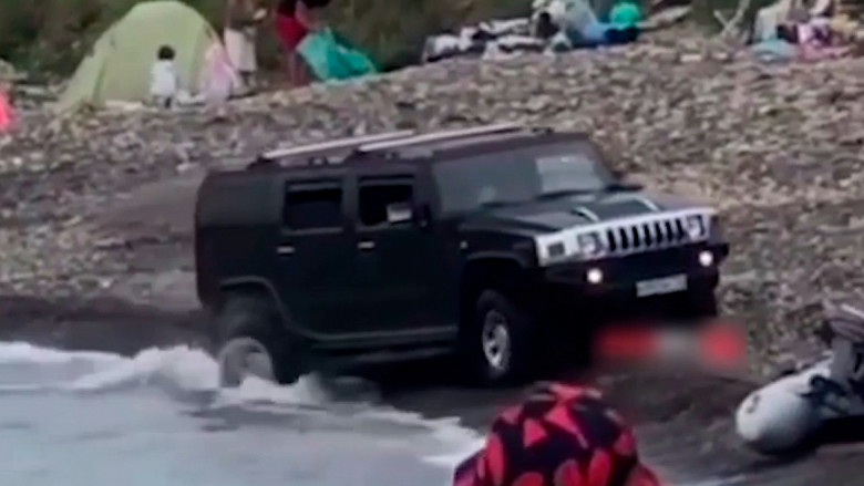 Шофьор влезе с Hummer на плажа, туристите бягат панически ВИДЕО