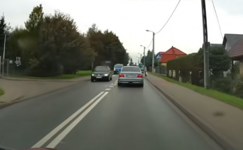 Шофьор на BMW едва не блъсна пешеходец и получи незабавна карма ВИДЕО