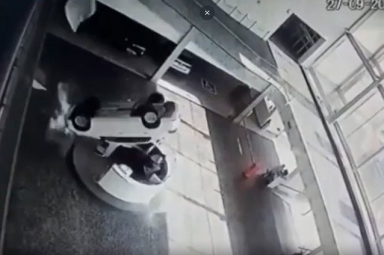 ВИДЕО запечата как кола пада в автосалон от 3-ия етаж върху служители