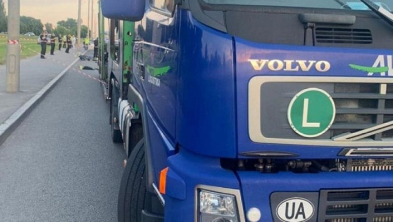 Бели букви на зелен фон: Какво означават тези стикери върху камионите