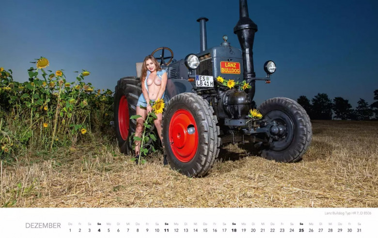 Чисто голи трактористки - еротичен календар за 2022 година СНИМКИ 18+