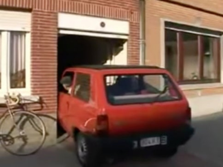 Мъж паркира с години колата си в гараж, който е само с 6 см по-широк от нея ВИДЕО