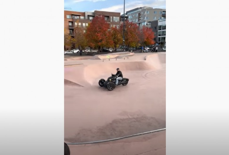 Тарикат влезе с мотоциклет в скейт парк и развесели интернет с фиаското си ВИДЕО