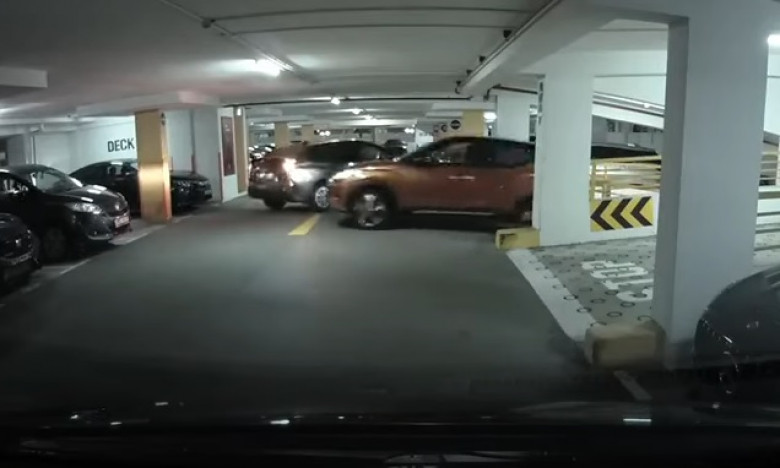 Съботна подборка от зрелищни ВИДЕА: Шофьор се шмугна на място за паркиране, но съжали жестоко