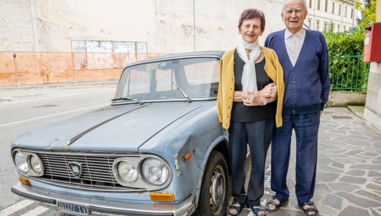 Италианско семейство паркира колата си пред дома си през 1974 година и нито веднъж не я мръдна СНИМКИ